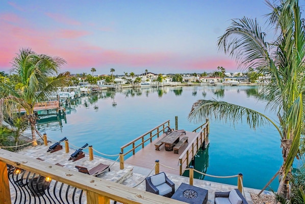 Outdoor dining - Waterfront Pirate House with Pool & 2 Golf Carts (Indian Rocks Beach)