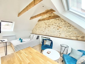 Desk, travel cot, free WiFi, bed sheets - 4★ Bright Studio on Top Floor, Wifi, 5 min Walk to Quimper Station (Quimper)