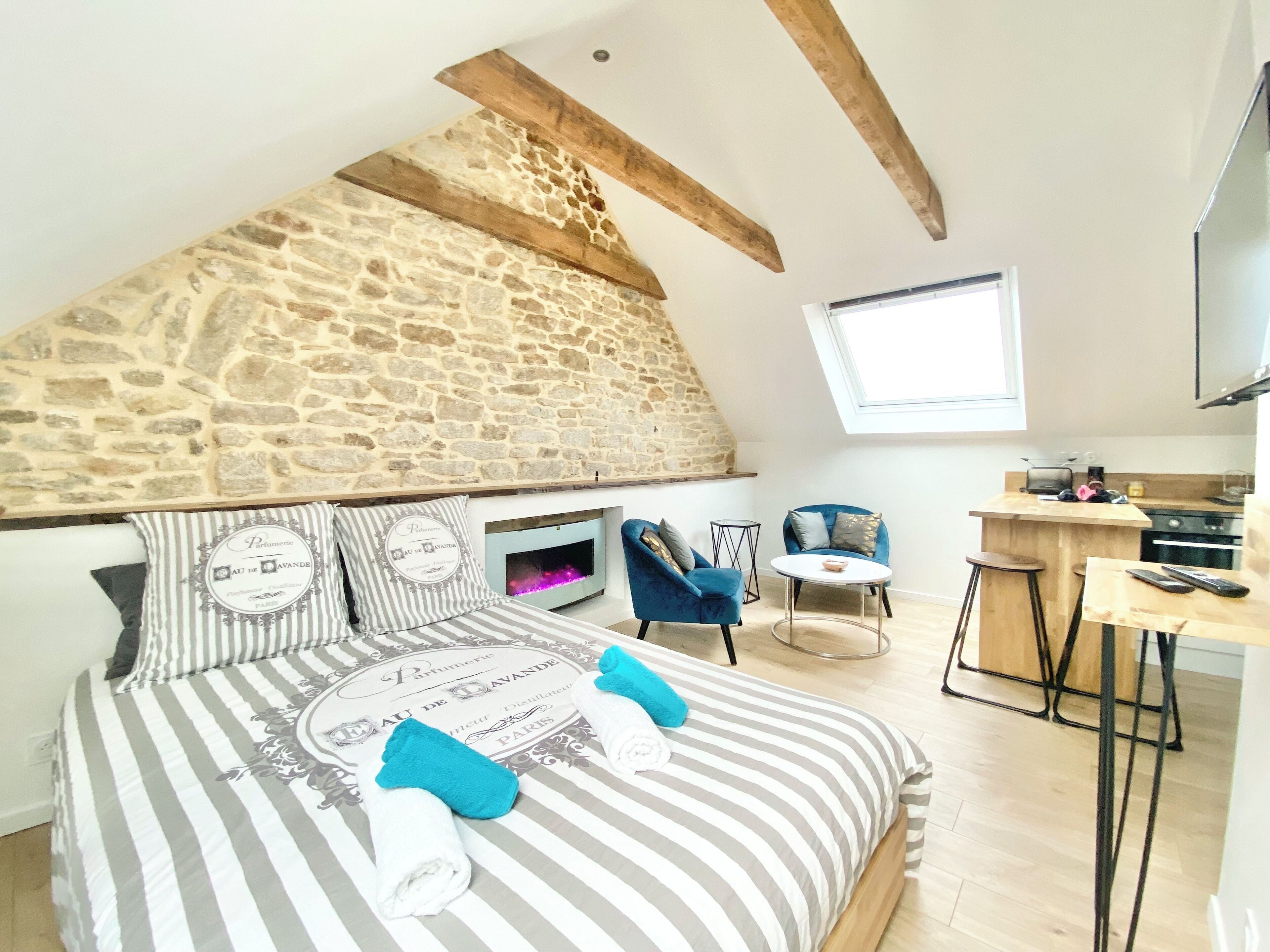 Desk, travel crib, free WiFi, bed sheets