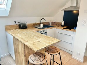 Fridge, microwave, oven, stovetop - 4★ Bright Studio on Top Floor, Wifi, 5 min Walk to Quimper Station (Quimper)