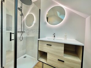 Shower, hair dryer, towels, soap - 4★ Bright Studio on Top Floor, Wifi, 5 min Walk to Quimper Station (Quimper)