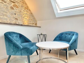 Interior - 4★ Bright Studio on Top Floor, Wifi, 5 min Walk to Quimper Station (Quimper)