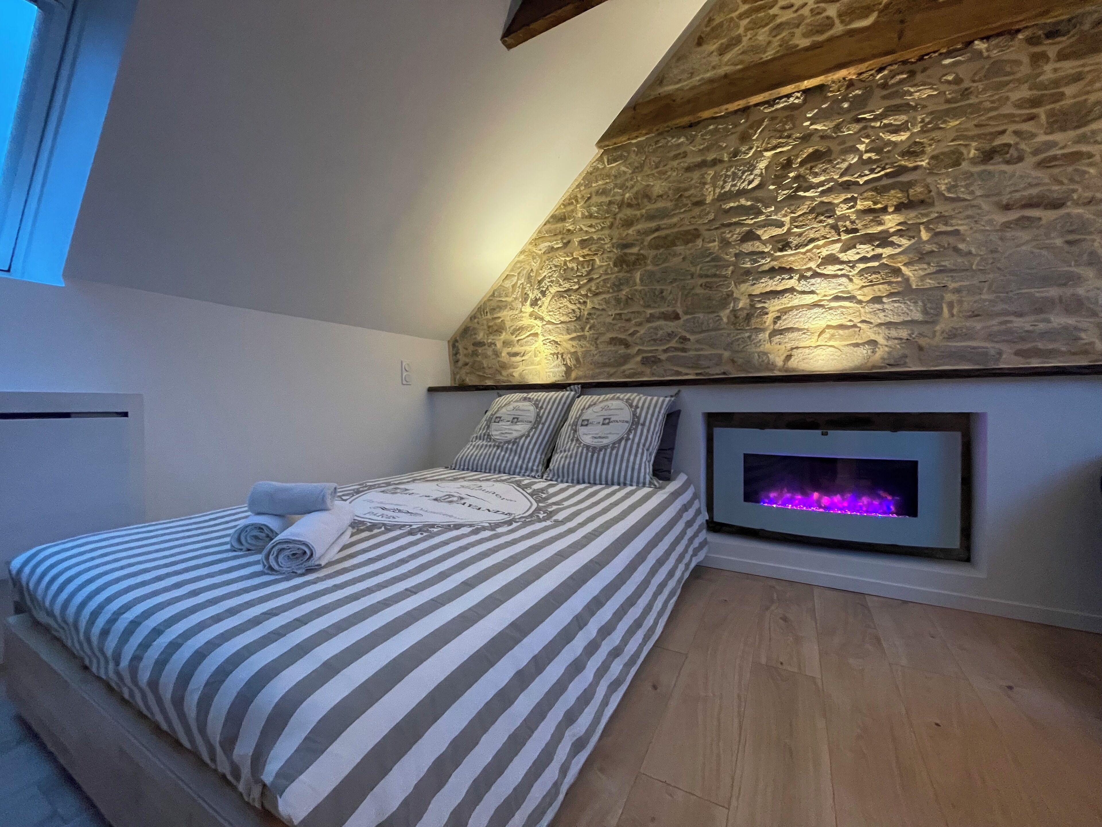 Desk, travel cot, free WiFi, bed sheets