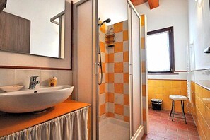 Lejlighed | Badeværelse | Bruser, bidet, håndklæder