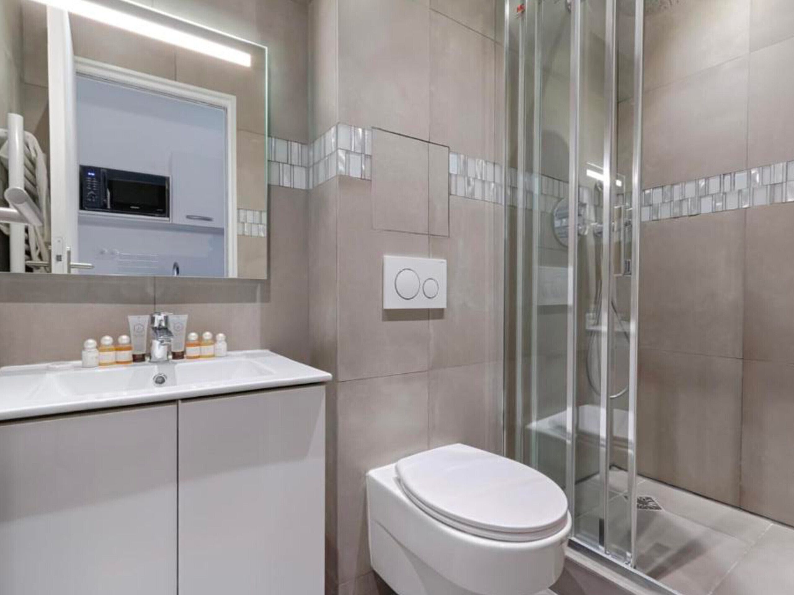 Shower, hair dryer, towels