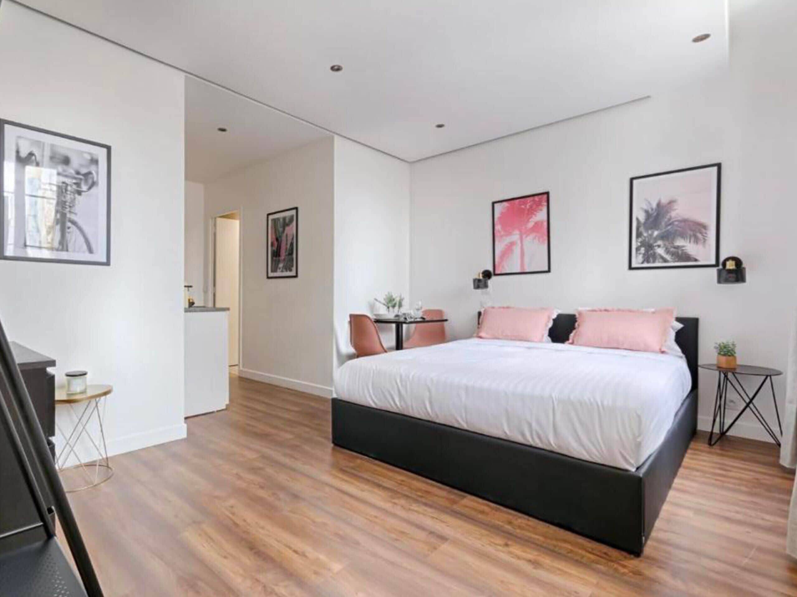 Tabla de planchar con plancha, wifi gratis y ropa de cama 