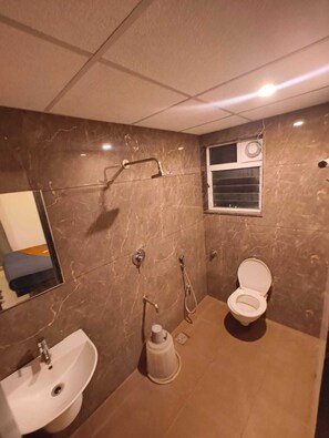 Deluxe Double Room, City View | Bathroom - Apex Inn Manyata (Bengaluru)