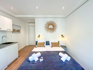 Tabla de planchar con plancha, wifi gratis y ropa de cama
