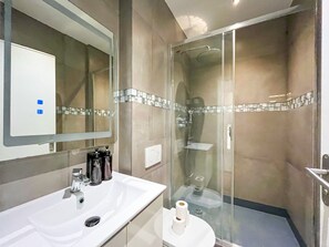 Shower, hair dryer, towels - UrbanFlat 205 - 249 Saint Denis SD1 (París)