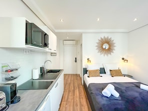 Tabla de planchar con plancha, wifi gratis y ropa de cama