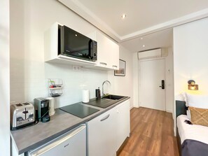 Fridge, microwave, oven, coffee/tea maker - UrbanFlat 205 - 249 Saint Denis SD1 (París)