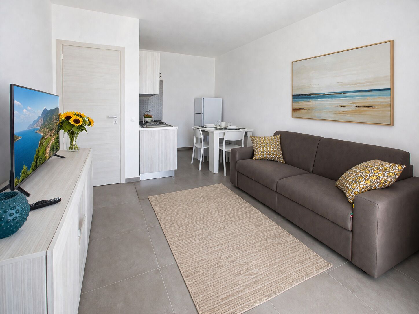 Een moderne woonkamer met een bank, een televisie en een schilderij.