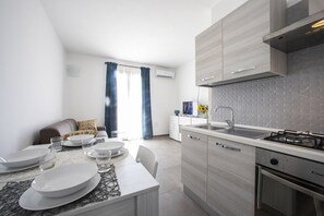 Deluxe Apartment, Balcony, Partial Sea View | Private kitchen - 18 Gradi Apartments (Marsala)