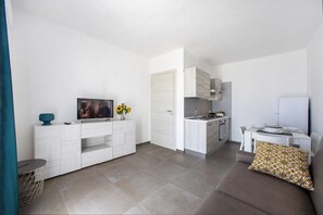 Deluxe Apartment, Balcony, Partial Sea View | Living area | Flat-screen TV - 18 Gradi Apartments (Marsala)