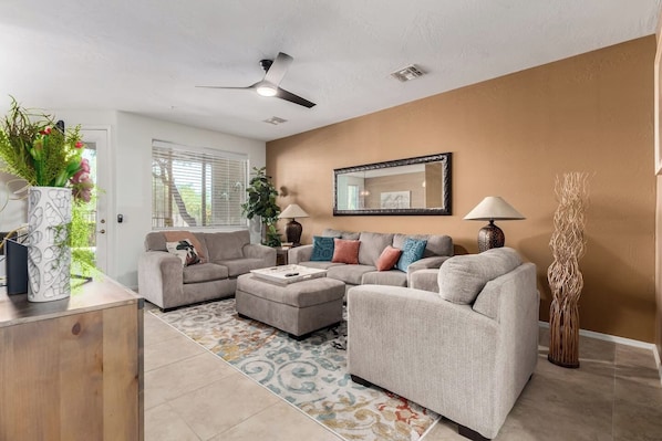 TV - Spacious Well-Appointed Townhome 3 Bed/3 Bath (Fountain Hills)