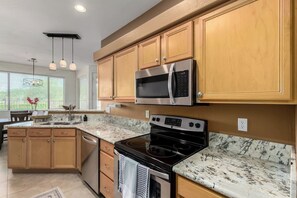 Fridge, microwave, dishwasher, coffee/tea maker - Spacious Well-Appointed Townhome 3 Bed/3 Bath (Fountain Hills)