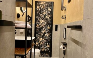 Regadera, secadora de cabello, toallas 