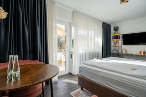 WiFi, bed sheets - Design Apartment 'Flora by Kamelu' with Private Terrace and Parking (Gengenbach)