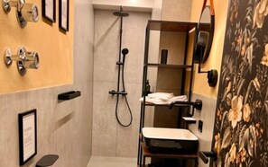 Regadera, secadora de cabello, toallas 