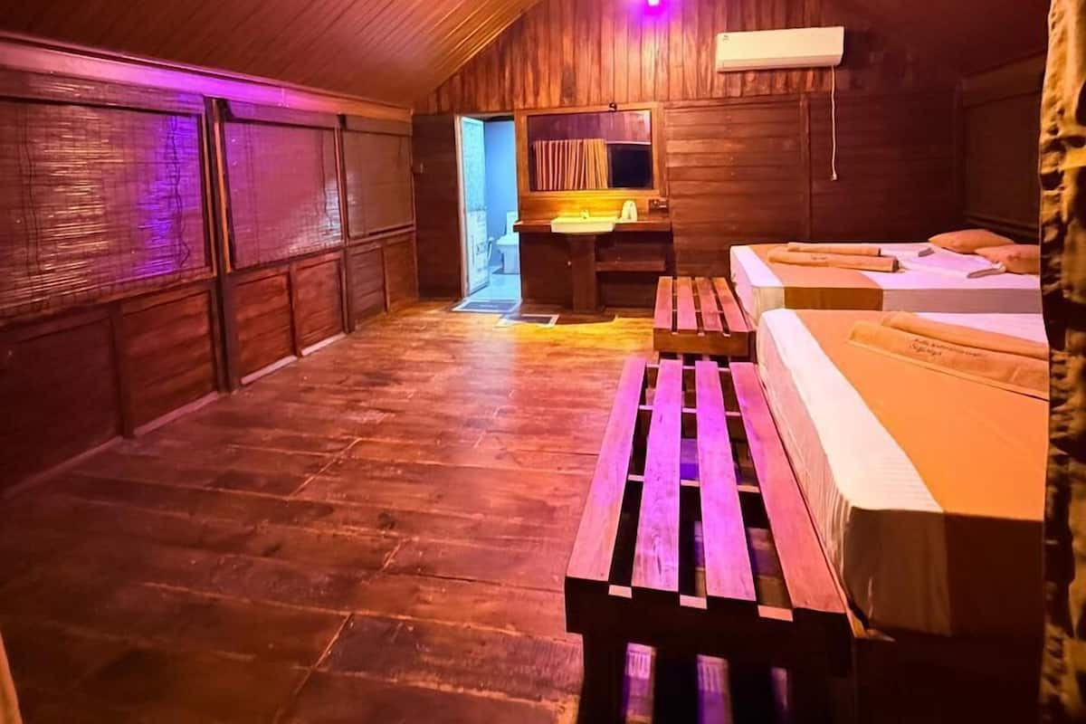 Deluxe driepersoonskamer, uitzicht op meer | Gratis wifi, beddengoed