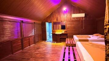 Quarto triplo luxo, vista para o lago | Wi-Fi de cortesia, roupa de cama