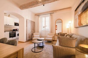 TV, offices - A Superb 1-BR next to Senequier (Saint-Tropez)