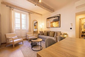TV, offices - A Superb 1-BR next to Senequier (Saint-Tropez)