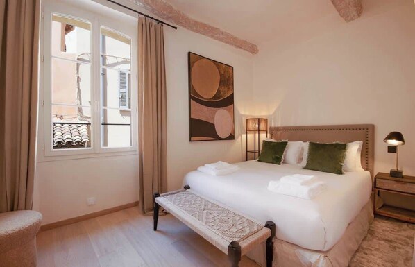 1 slaapkamer, een strijkplank/strijkijzer, reisbedje, beddengoed