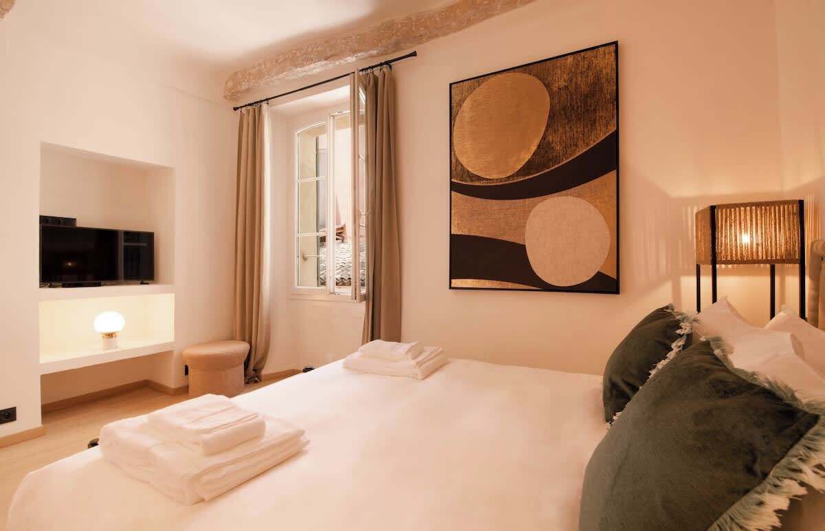 Fer et planche à repasser, lit parapluie, draps fournis