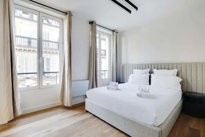 Ferros/tábuas de passar roupa, berço de viagem, Wi-Fi, roupa de cama