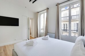 Ferros/tábuas de passar roupa, berço de viagem, Wi-Fi, roupa de cama