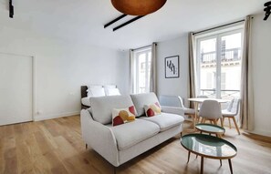 TV, offices - A Nice Studio Loft in Opera Grands Boulevards (Paris)