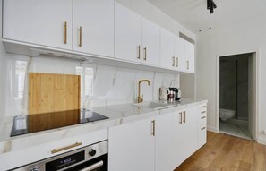 Fridge, microwave, stovetop, coffee/tea maker - A Nice Studio Loft in Opera Grands Boulevards (Paris)