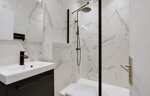 Shower, hair dryer - A Nice Studio Loft in Opera Grands Boulevards (Paris)