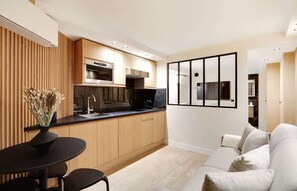 TV, offices - A Refined Loft-Studio in Saint-Germain (Paris)