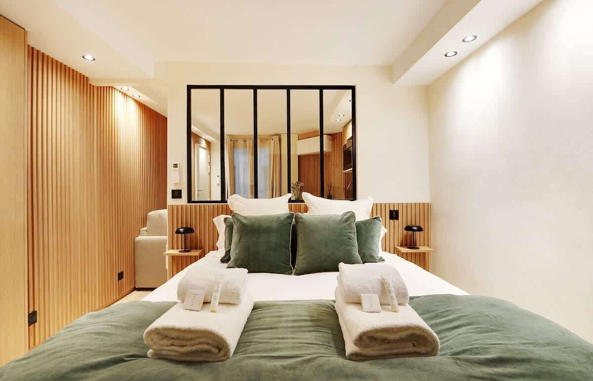 Iron/ironing board, travel crib, WiFi, bed sheets