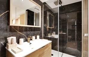 Shower, hair dryer, shampoo - A Refined Loft-Studio in Saint-Germain (Paris)