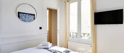 Iron/ironing board, travel cot, WiFi, bed sheets