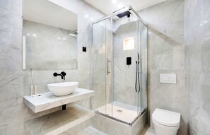 Shower, hair dryer - A Stunning 1-BR on rue Montorgueil (Paris)