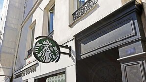 Une enseigne Starbucks sur la façade d’un immeuble.