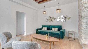 Unclassified image, 4 of 20, button - An Exceptional 2-BR/2BA in Le Marais (Paris)
