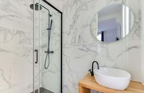 Shower, hair dryer - An Exceptional 2-BR/2BA in Le Marais (Paris)