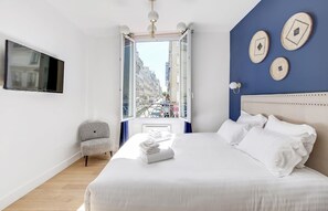 Iron/ironing board, travel cot, WiFi, bed sheets - An Exceptional 2-BR/2BA in Le Marais (Paris)