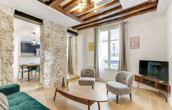 TV, offices - An Exceptional 2-BR/2BA in Le Marais (Paris)