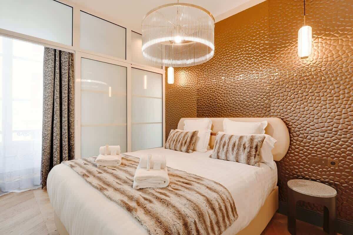 Fer et planche à repasser, lit parapluie, Wi-Fi, draps fournis