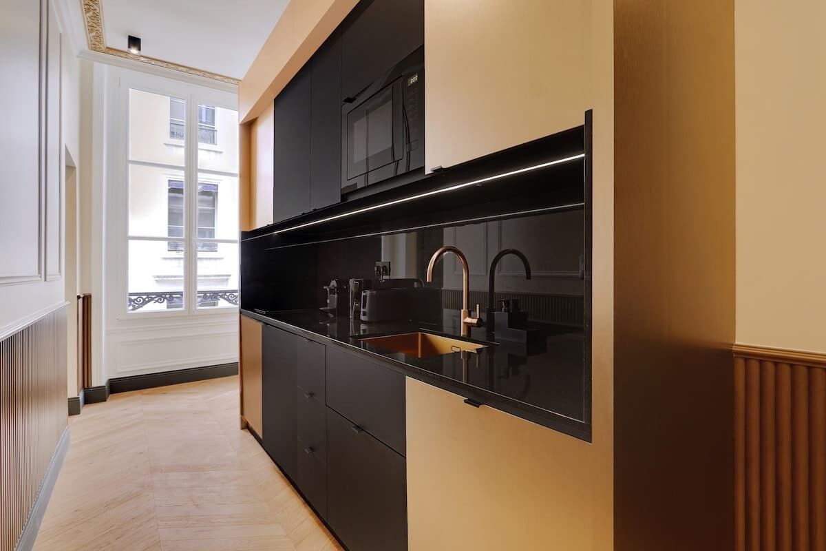 Kjøleskap, mikrobølgeovn, kokeplater og oppvaskmaskin