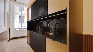 Réfrigérateur, micro-ondes, plaque de cuisson, lave-vaisselle