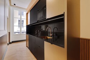 Fridge, microwave, stovetop, dishwasher - A Superb 1-BR apartment in La Madeleine-Opéra (Paris)