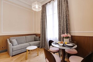 Dining - A Superb 1-BR apartment in La Madeleine-Opéra (Paris)
