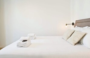 Iron/ironing board, travel cot, WiFi, bed sheets - A Pleasant 2-BR near Nation and Charonne (Paris)